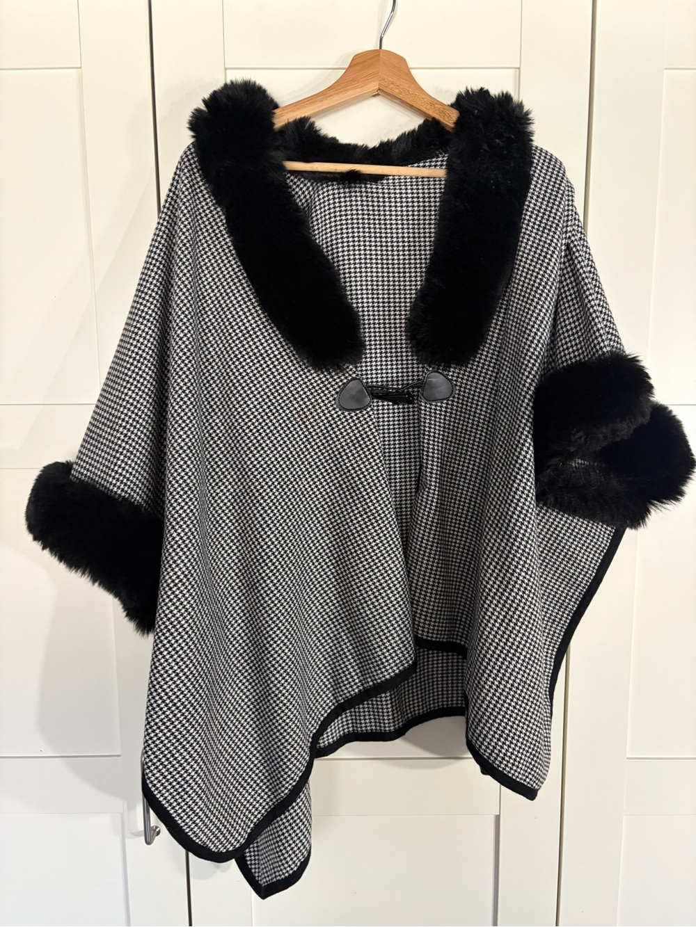 Black & White Houndstooth Faux Fur-Trim Poncho W